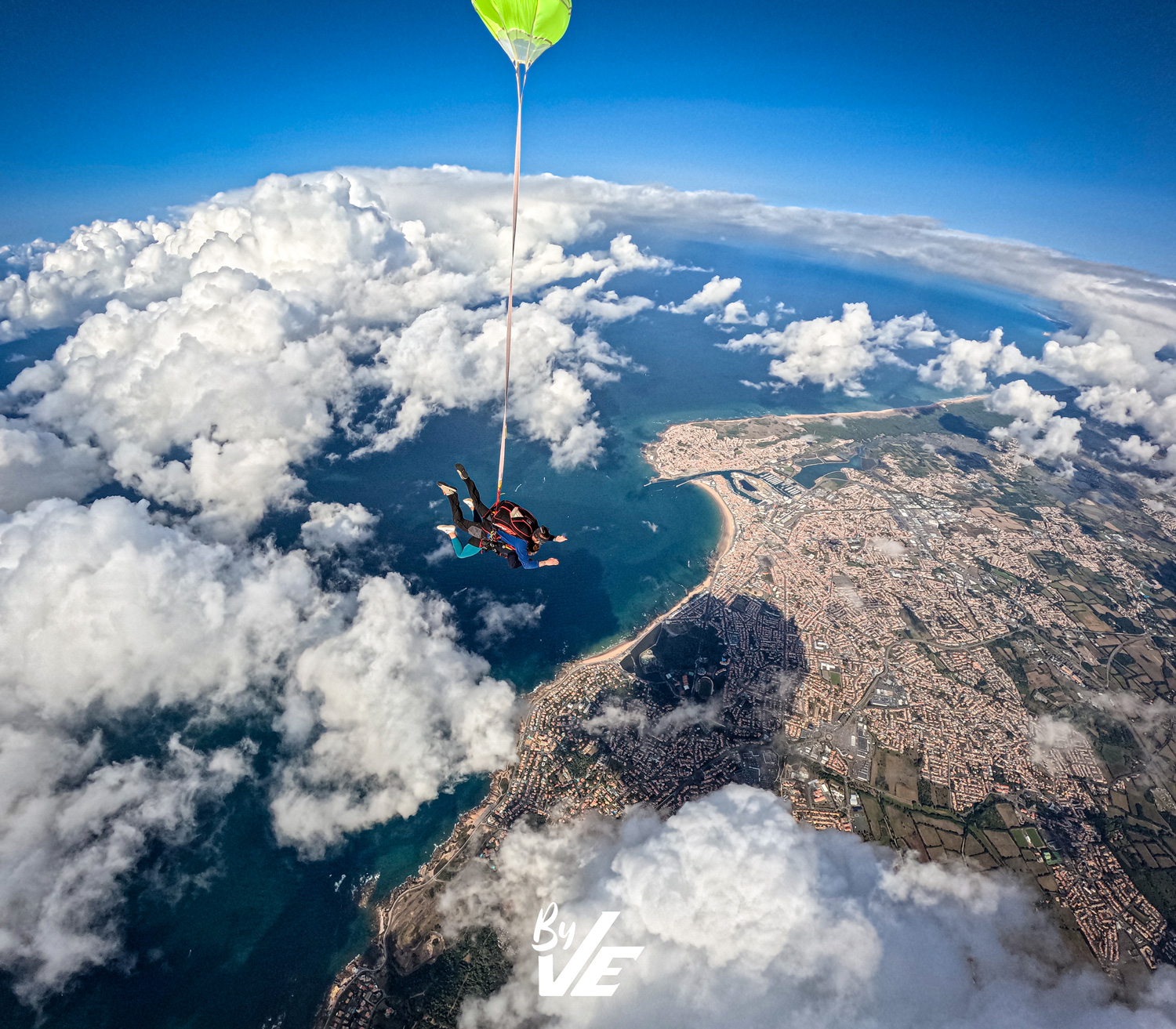 Parachute tandem au-dessus des Sables d'Olonne avec nuages