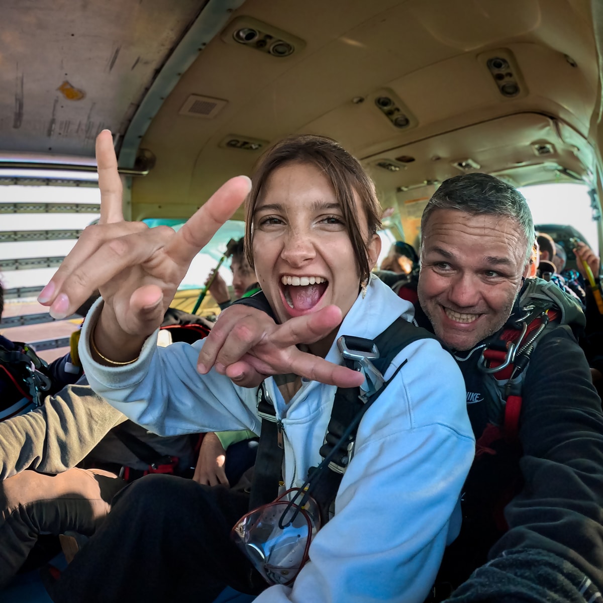 L'avion s'apprête à décoller. La sautante, accompagné de son moniteur, réalise que l'aventure commence maintenant. Sourire aux lèvres, les mains en l'air, la motivation est présente.