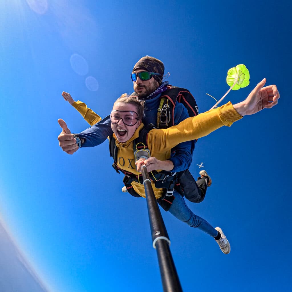 Parachutiste et passager apprécient la chute libre