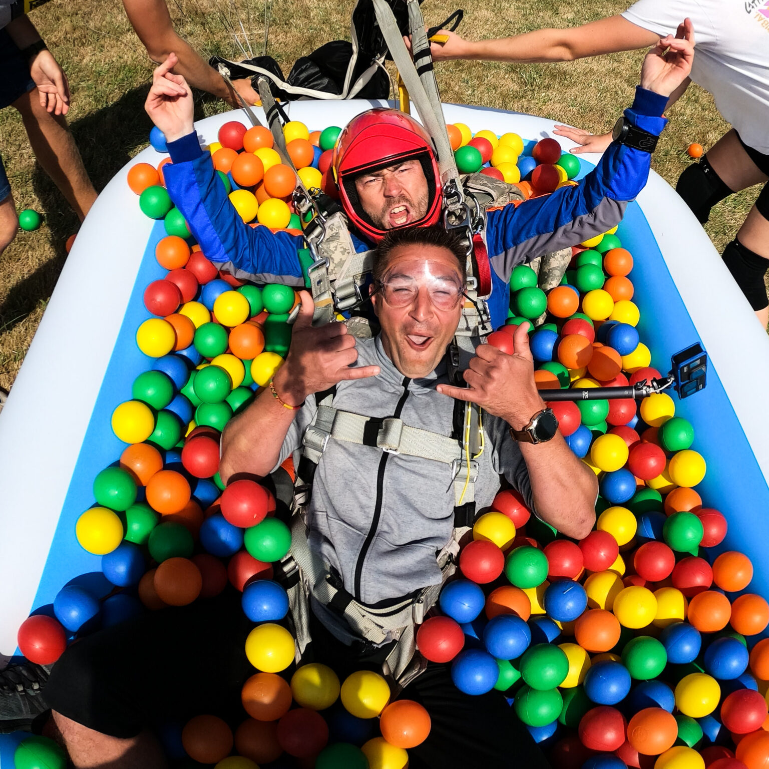 La spécialité de Vendée Evasion Parachutisme, atterrir dans une piscine à balles.
