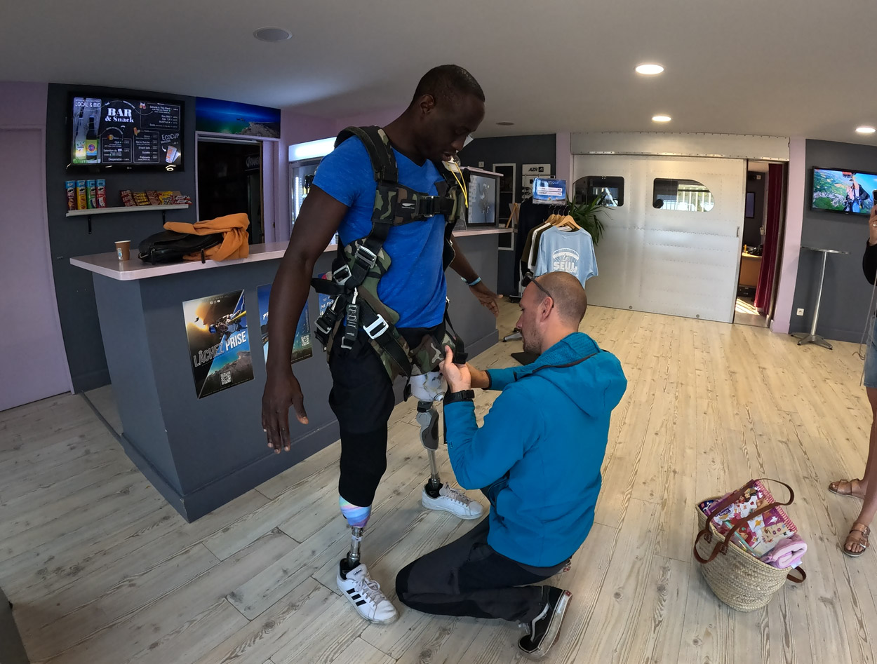 Préparation au saut en parachute tandem, passager avec prothèse de jambe