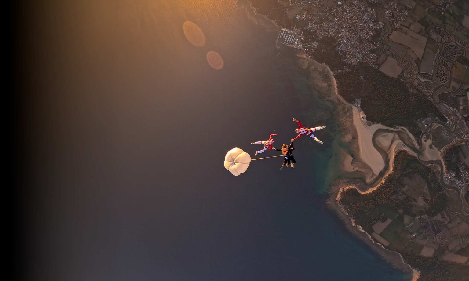 Saut en parachute au coucher de soleil au-dessus de la plage du Veillon avec les Airwax