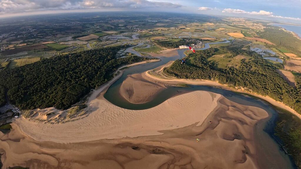 Miniature vidéo Saut en parachute au-dessus de la plage du Veillon et de l’estuaire