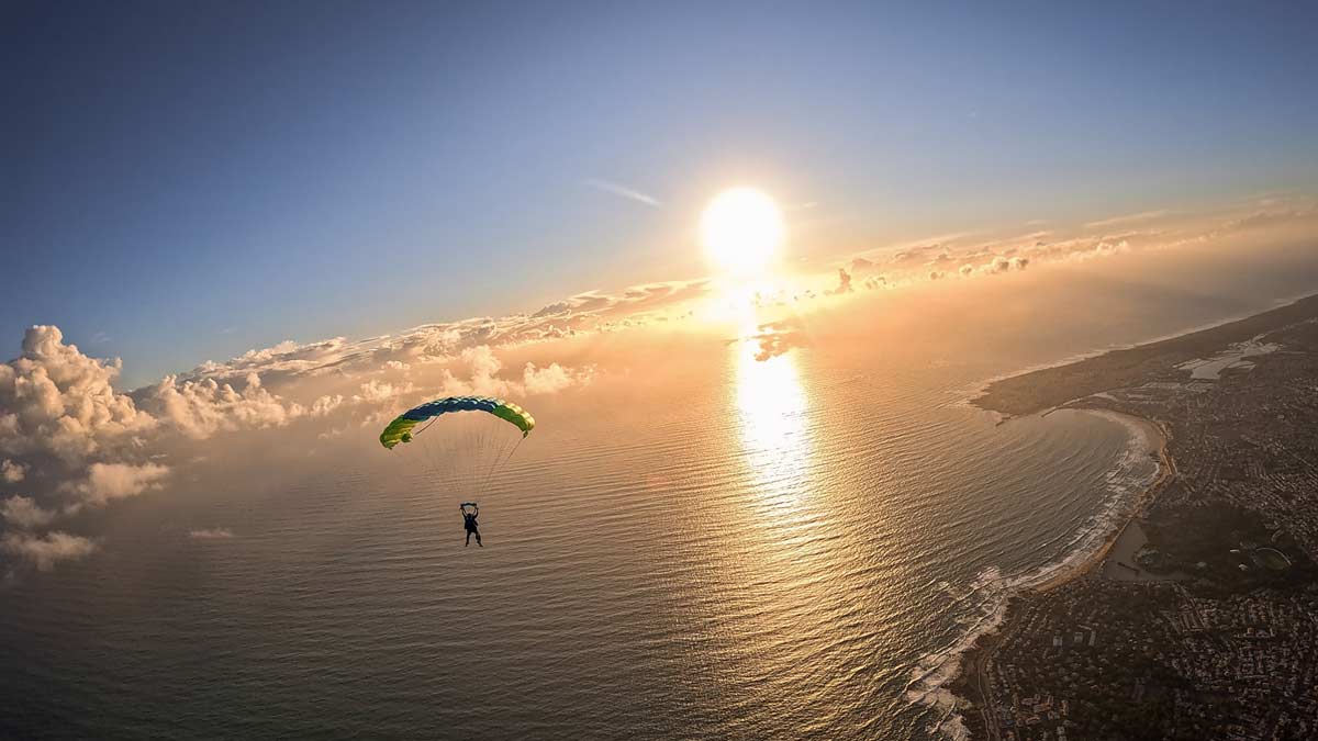 Le soleil disparait donnant une couleur doré sur la grande plage des Sables