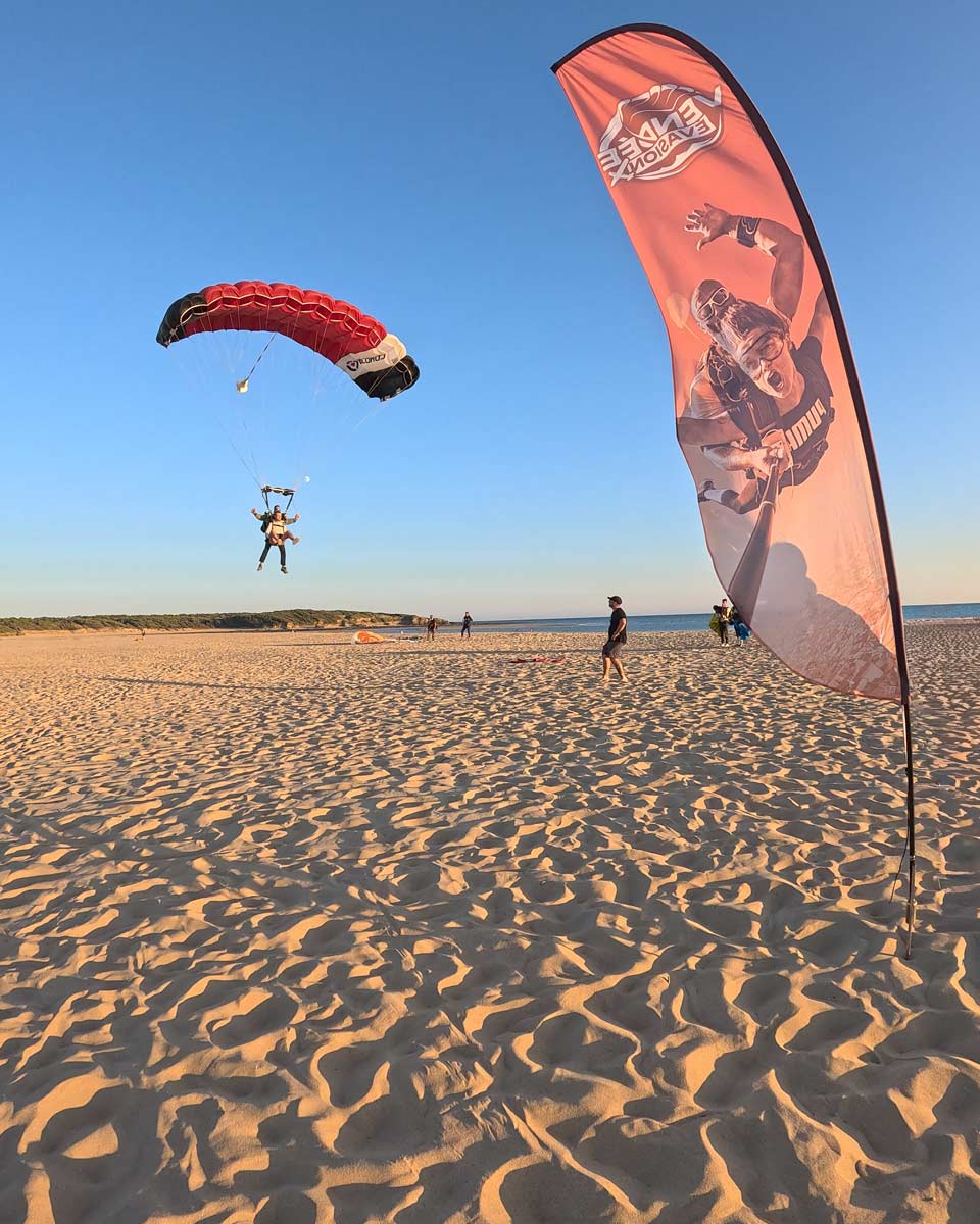 Atterrissage d'une icarus noir, blanche, rouge sur le banc de sables