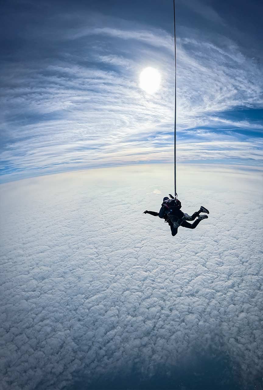 Saut en parachute en très haute altitude au-dessus d’une mer de nuages