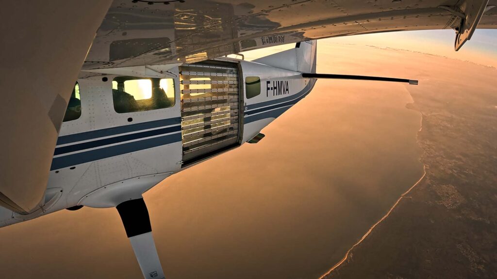 Avion de parachutisme, Cessna 208 Caravan, u-dessus de la côte de lumière