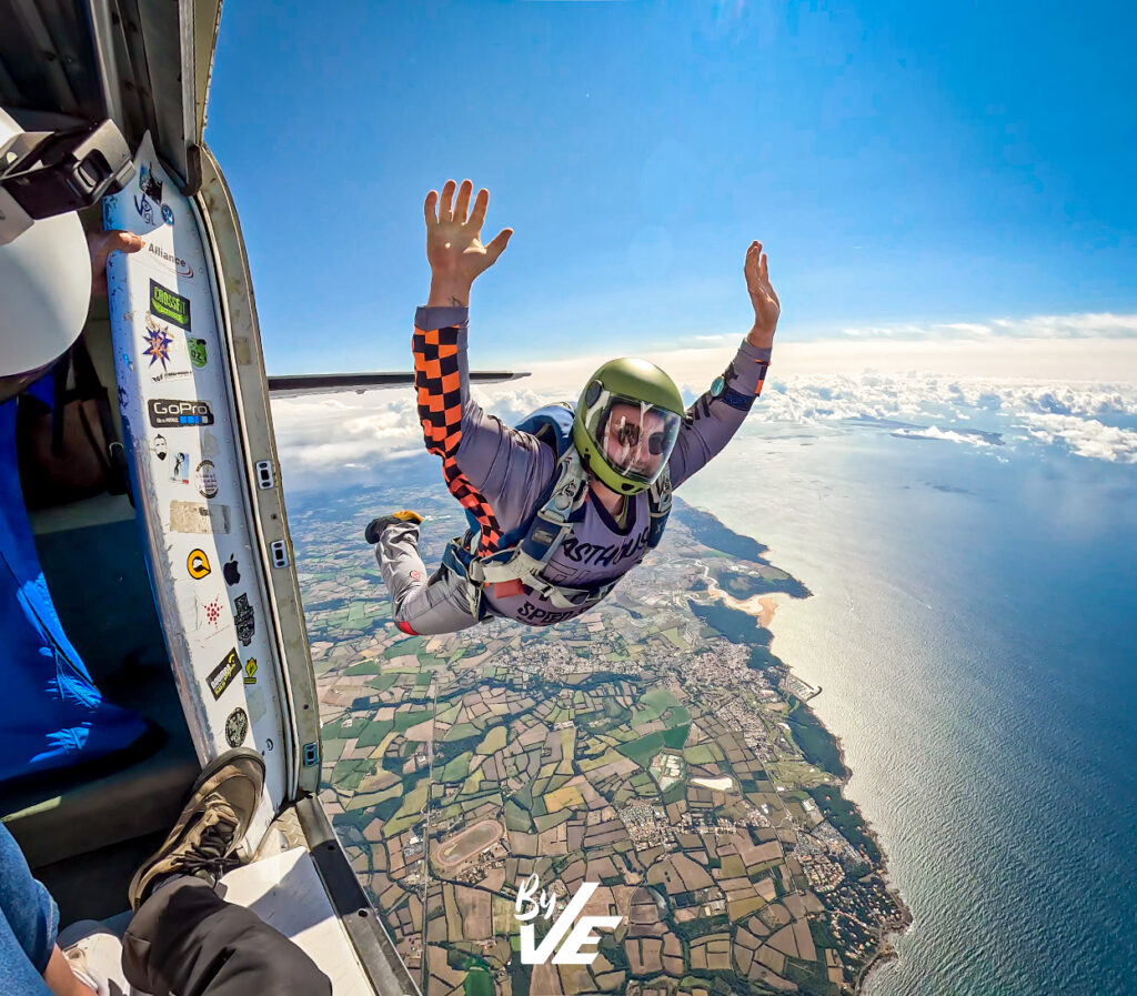 Vincent quittant l’avion au-dessus de la côte vendéenne