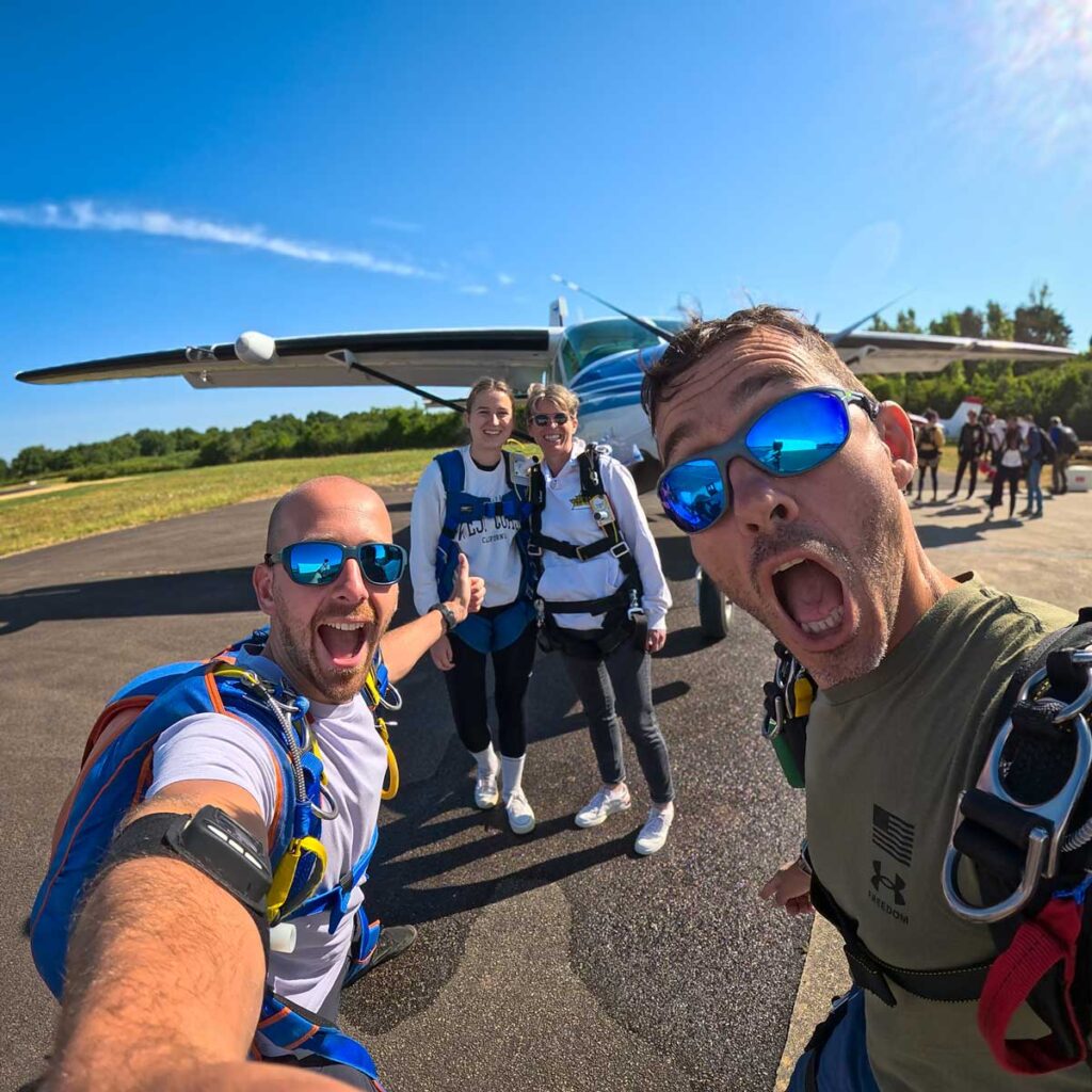 Équipe de parachutistes devant avion de saut aux Sables d’Olonne avant un saut en parachute tandem