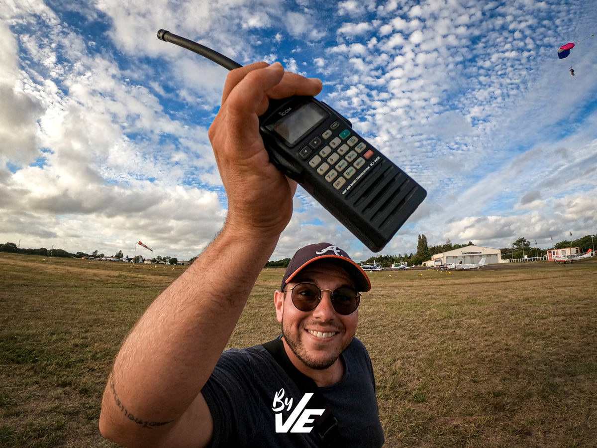 Vincent coordonnant les sauts au sol avec sa radio