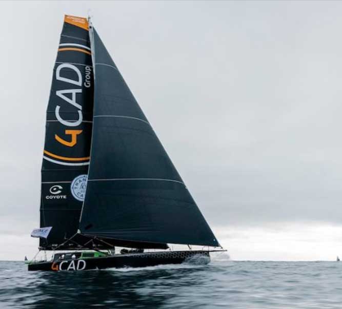 Voilier de course au large 4CAD Group naviguant au large de la Vendée