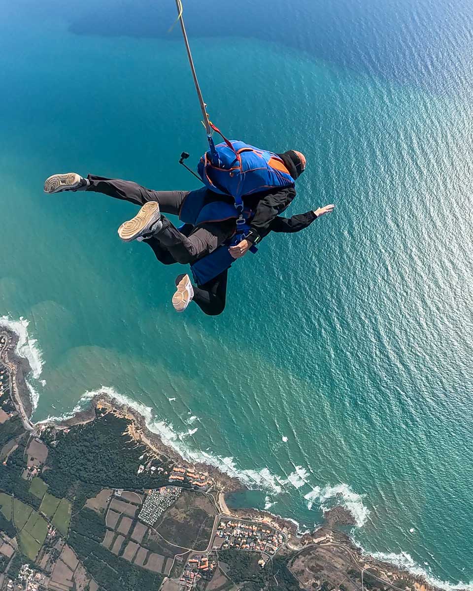 Chute libre au-dessus du littoral vendéen vue du ciel