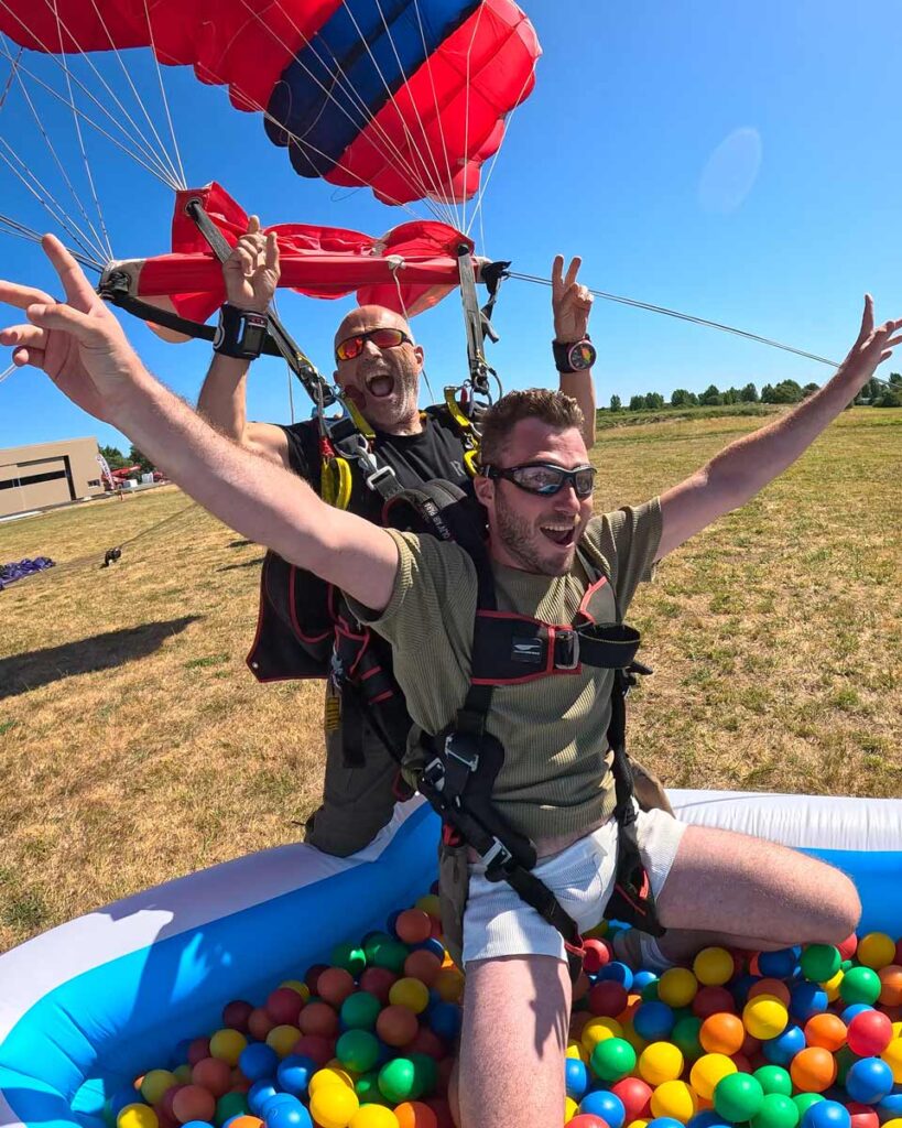 Illustration du Piscine Contest. Saut en parachute avec atterrissage dans une piscine à balles