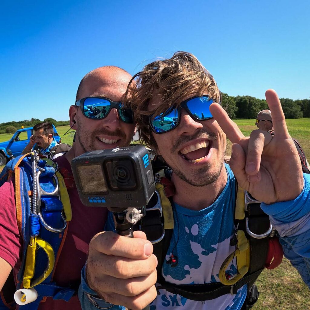 Albéric avec caméra GoPro avant un saut tandem
