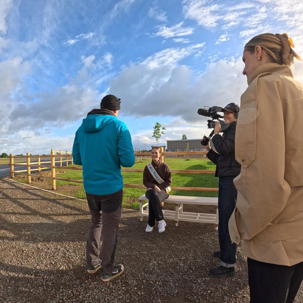 Hinaupoko Devèze, Miss France 2026, en chute libre au-dessus de l'océan Atlantique avec notre moniteur — saut tandem Vendée Évasion, Sables-d'Olonne, 14 mai 2026