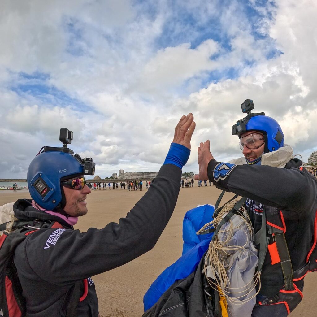Briefing parachute avec Miss France 2026 sur l'aérodrome des Sables-d'Olonne avant le saut tandem Vendée Évasion — 14 mai 2026