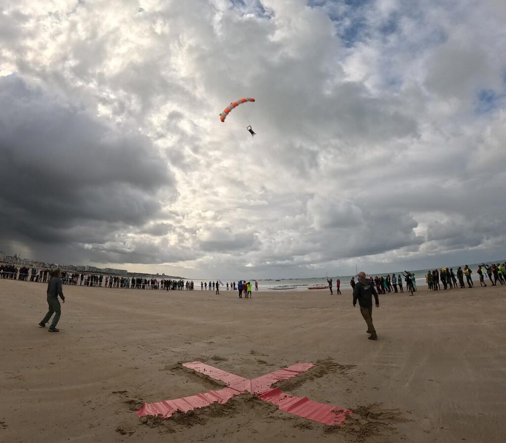 Atterrissage en précision de Miss France 2026 sur la Grande Plage des Sables-d'Olonne — ouverture de la Vendée Va'a 2026, saut tandem Vendée Évasion