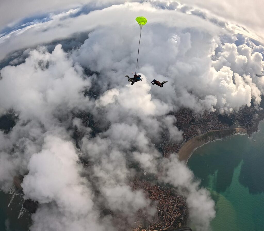 Vue aérienne depuis la voile — descente sous parachute au-dessus de la côte vendéenne lors du saut Miss France 2026, Vendée Évasion