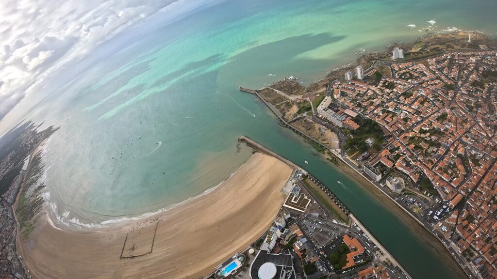 Ouverture du parachute principal — saut tandem Miss France 2026, Vendée Évasion, Sables-d'Olonne