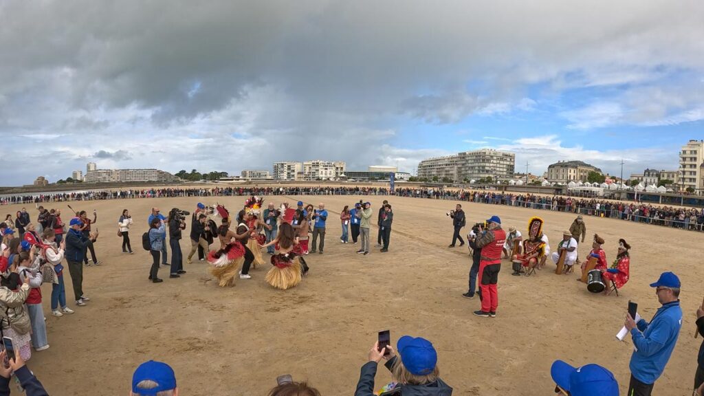 Hinaupoko Devèze, Miss France 2026, rejoint les danseurs polynésiens pour le haka d'ouverture de la Vendée Va'a 2026, Sables-d'Olonne