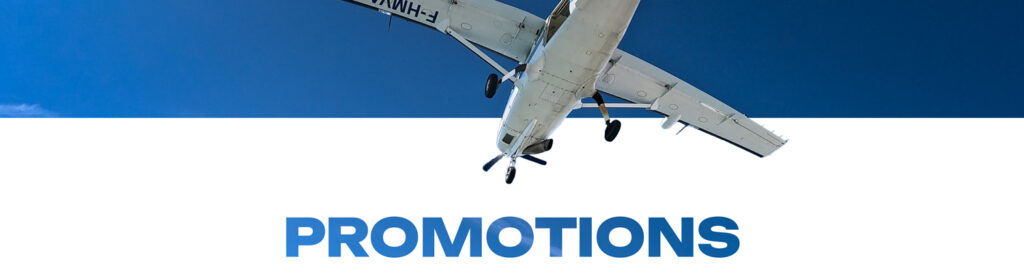 Vue en contre-plongée de l'avion de saut Vendée Évasion immatriculé F-HMX, sur fond de ciel bleu — aérodrome des Sables-d'Olonne