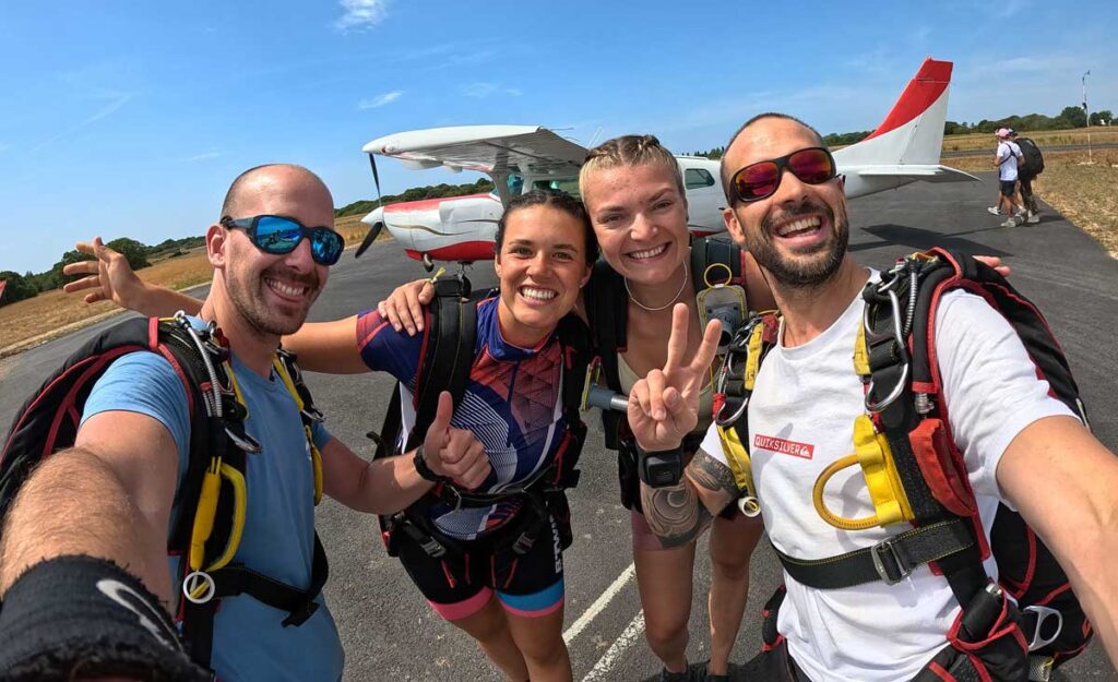 Équipe et les filles au pied de l'avion de saut aérodrome des Sables-d'Olonne, centre de parachutisme Vendée Évasion