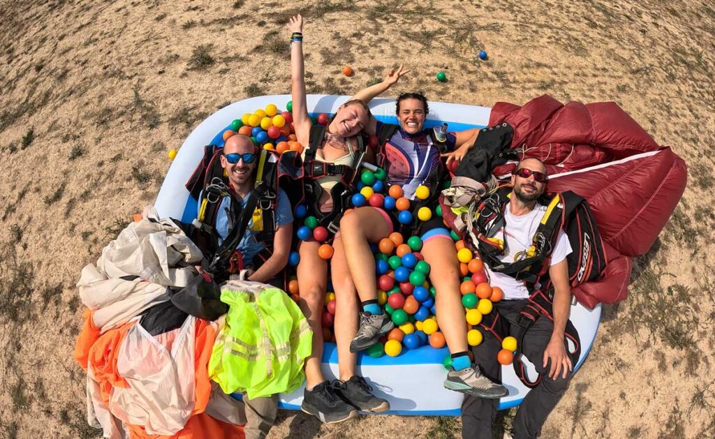 Clarisse, Lola, Tof et Théo atterris dans la piscine à balles colorées de Vendée Évasion atterrissage de précision Piscine Contest, unique en France, harnais et voiles au sol