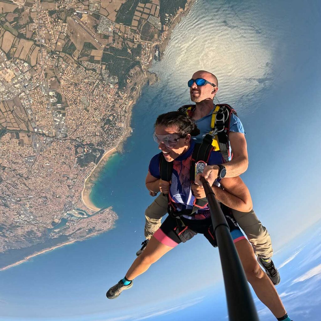 Clarisse en saut tandem à 4 000 mètres au-dessus des Sables-d'Olonne, harnachée devant le moniteur Tof, vue aérienne sur le littoral vendéen
